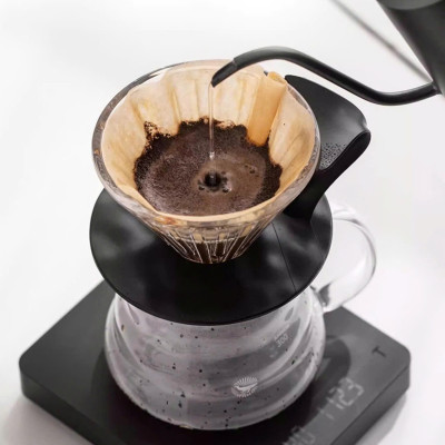 Phễu thuỷ tinh V60 rãnh thẵng đế nhựa đen CAFE DE KONA