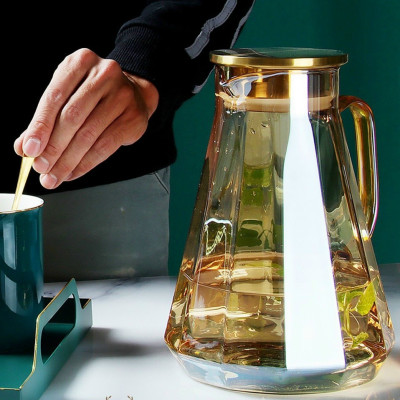 BỘ BÌNH ĐỰNG NƯỚC UỐNG THỦY TINH KÈM 6 CỐC VÀNG SỌC VÀ GIÁ ÚP CỐC - VD106