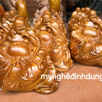 Tượng phật di lặc ngồi bị vàng bằng gỗ  bách xanh thơm nức cao 15x12x10cm 