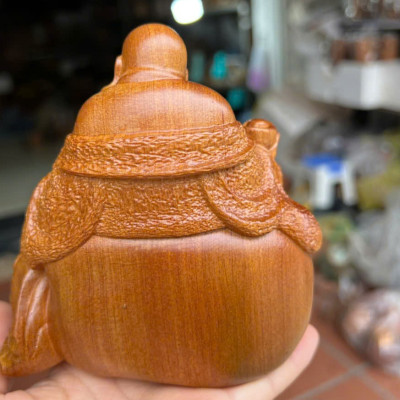 Tượng phật di lặc ngồi bị vàng bằng gỗ  bách xanh thơm nức cao 15x12x10cm 