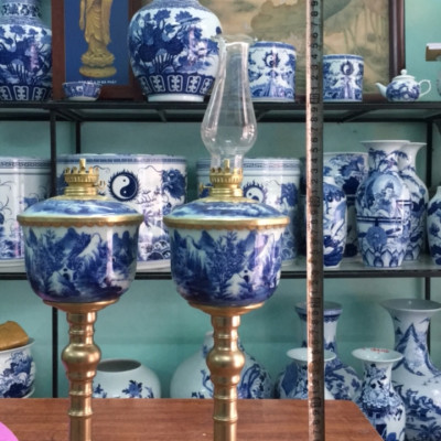 01 Đèn dầu thờ chân đồng gốm Bát Tràng men lam vẽ phong cảnh