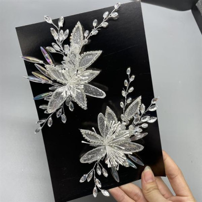 Cài tóc cô dâu hoa trắng đính đá ngũ sắc mẫu mới t8/2024