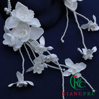 Cài tóc cô dâu hoa trắng dây hạt trai 9-2022 Giangpkc