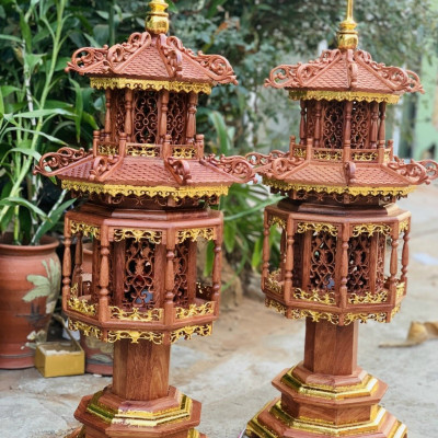 Cặp đèn thờ hình tháp dát vàng điểm cao cấp bằng gỗ hương kt cao 80×33×33cm