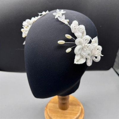 Cài tóc cô dâu hoa kẽm nhung trắng đính lá mẫu mới