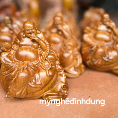 Tượng phật di lặc ngồi bị vàng bằng gỗ  bách xanh thơm nức cao 15x12x10cm 