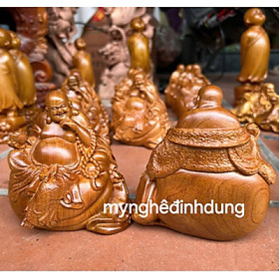 Tượng phật di lặc ngồi bị vàng bằng gỗ  bách xanh thơm nức cao 15x12x10cm 