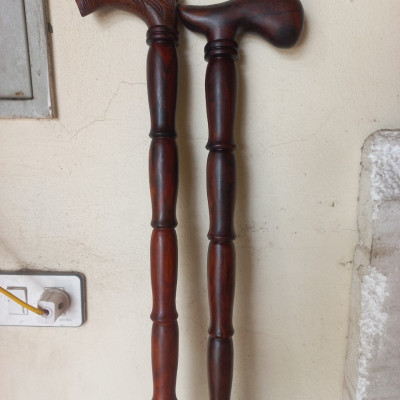 Gậy batong hỗ trợ đi lại dành cho người già bằng gỗ trắc đỏ đen kt 90×13×3.5cm 