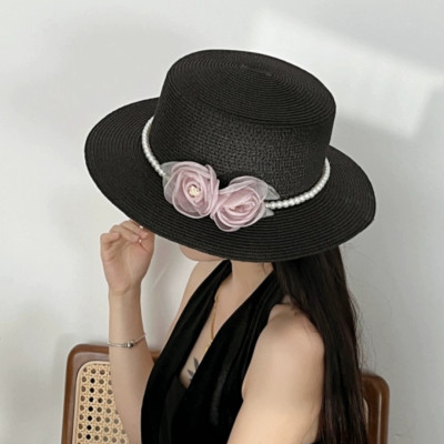 Nón mũ rộng vành nhỏ chất liệu cói mũ rộng vành đi biển phối đai ngọc trai nhân tạo gắn 2 hoa màu hồng xinh mẫu mới thời trang Hàn Quốc dona24082508