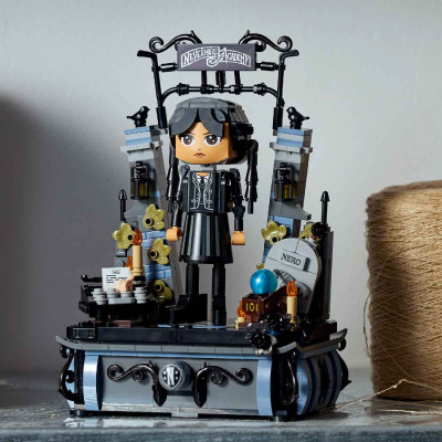 Đồ Chơi Lắp Ráp Nhân Vật Wednesday Addams LEGO WEDNESDAY 76780 (702 chi tiết)