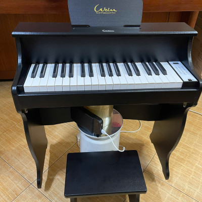 Đàn Piano Gỗ 37 Phím Woim-Baby Bản Quốc Tế Cho Trẻ Tập Chơi Có Ghế, Chân Đế, Giá Nhạc, Cổng Cắm Headphone, Pedal Và Micro