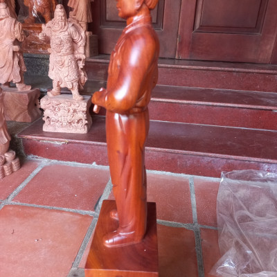 Tượng đại tướng võ nguyên giáp bằng gỗ hương kt cao 50×17×10cm