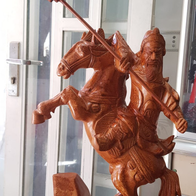 Tượng Quan Công cưỡi ngựa gỗ nu gõ hay gỗ gõ vẽ nu cao 50cm ( tính đao 70cm ) x Ngang 40cm x Sâu 15cm Biểu tượng sức mạnh sự dũng mãnh kiên cường anh chị trưng phòng khách đẹp ạ