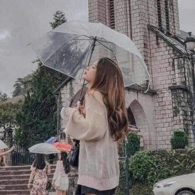 Dù Trong Suốt Thời Trang Cán Cong – Che Mưa Hiệu Quả, Nhẹ Nhàng Và Thanh Lịch