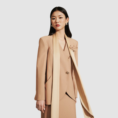 Áo blazer nữ vạt buông tròn đính kèm hoa cài thủ công  OLIVE thiết kế cao cấp WHITE CHIC