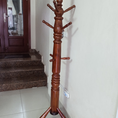 Cây treo quần áo gỗ N H home thân to chân thẳng màu nâu đậm