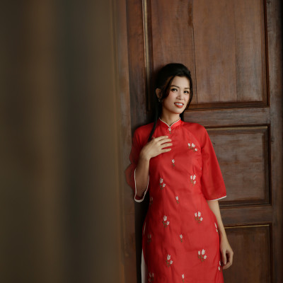 Áo dài cách tân đỏ tơ 4 tà thêu hoa lá ( size L )