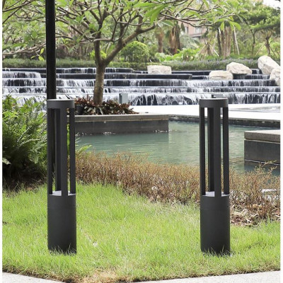 Đèn sân vườn chiếu sáng lối đi ánh sáng vàng hiện đại, tiện dụng.