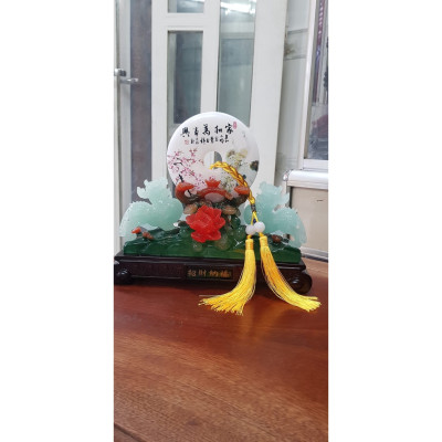 Tượng Đồng Tiền ngọc bội Trắng Tài Lộc Đẹp Size Nhỏ Vừa Dài 28cm x Cao 24cm x Sâu 9cm có Hình Cặp Chim Cong Hoa Đào đẹp Tài Lộc bên Cặp Tỳ Hưu Xanh Ngọc nhẹ đẹp sang Hút Tài Lộc có Như Ý thỏi vàng đế gỗ hoa đẹp quá biểu tượng sự cao quý ạ