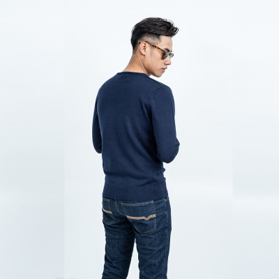 Áo len nam dài tay cổ tim màu xanh đen NOVELTY 180569I