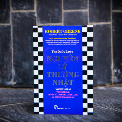 NGUYÊN LÝ THƯỜNG NHẬT (THE DAILY LAWS) - 366 Suy Ngẫm Về Quyền Lực, Quyến Rũ, Làm Chủ, Chiến Lược, Và Bản Chất Con Người - Robert Greene - (bìa mềm)