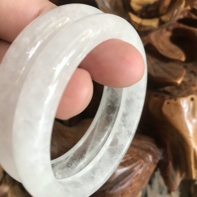 Vòng Thạch Anh Trắng Tự Nhiên Bản Hẹ Mới đẹp Ni 52mm Cao 10mm Dầy 7mm Màu trắng trong bóng đẹp Nữ mệnh Kim mệnh Thủy tay nhỏ đeo 45kg - 52 kg ạ