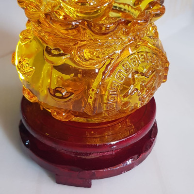 Tượng Phong Thủy Thố tụ tài mới miệng kiểu màu vàng anh tài lộc 10 thỏi xiền vàng đá lưu ly tự nhiên đế gỗ size trung đk 11cm x Cao 11cm cả đế x thố cao 7,5cm Hợp ANh Chị Mệnh Kim Thổ Thuỷ đặt bàn làm việc bàn thờ thần tài ạ