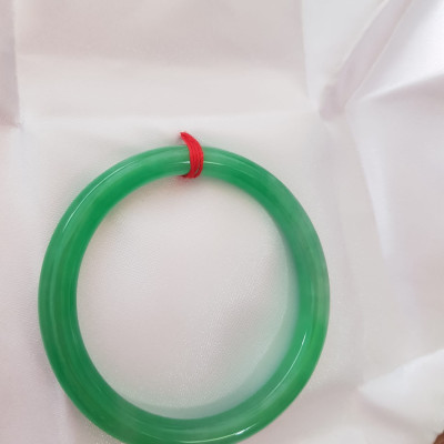 Vòng cẩm thạch Lý T 54mm x Dầy 7mm Màu Xanh lá tươi bóng mảnh khảnh đẹp hợp Nữ mệnh Mộc Hỏa 53kg - 62kg đeo ạ