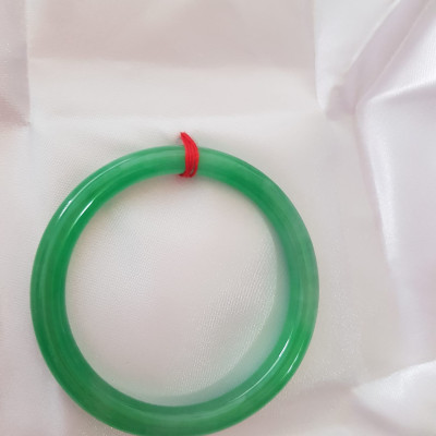 Vòng cẩm thạch Lý T 54mm x Dầy 7mm Màu Xanh lá tươi bóng mảnh khảnh đẹp hợp Nữ mệnh Mộc Hỏa 53kg - 62kg đeo ạ