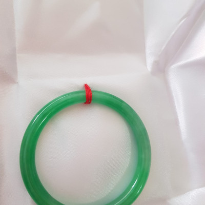 Vòng cẩm thạch Lý T 54mm x Dầy 7mm Màu Xanh lá tươi bóng mảnh khảnh đẹp hợp Nữ mệnh Mộc Hỏa 53kg - 62kg đeo ạ