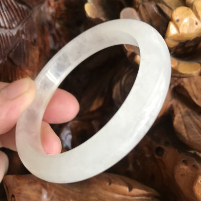 Vòng Thạch Anh Trắng Tự Nhiên Bản Hẹ Mới đẹp Ni 52mm Cao 10mm Dầy 7mm Màu trắng trong bóng đẹp Nữ mệnh Kim mệnh Thủy tay nhỏ đeo 45kg - 52 kg ạ