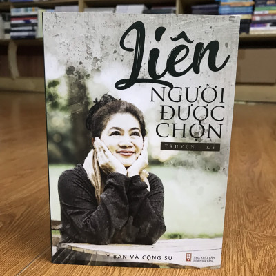 Combo sách hay: LIÊN NGƯỜI ĐƯỢC CHỌN + BƯỚC CHẬM LẠI GIỮA THẾ GIAN VỘI VÃ 