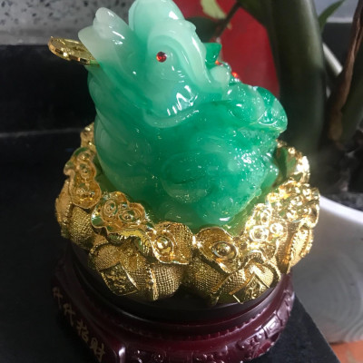 Tượng Cóc Thiềm Thừ Xanh Ngọc Sáng Đẹp Ngậm Tiền Trên Hủ Tiền Thỏi Vàng Đế Gỗ Xoay Size Cao 17cm đk 14cm hợp mệnh mộc mệnh hỏa anh chị để bàn làm việc hay bàn thờ thần tài ạ