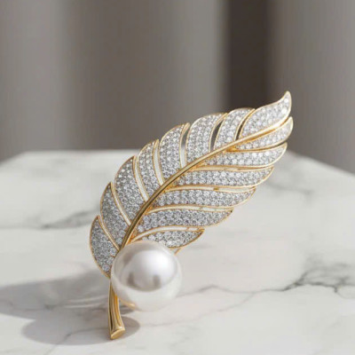 Trâm Cài Áo Vest, Áo Dài Đính Ngọc Trai Baroque Hình Lông Vũ thời trang thiết kế Hity ACC404