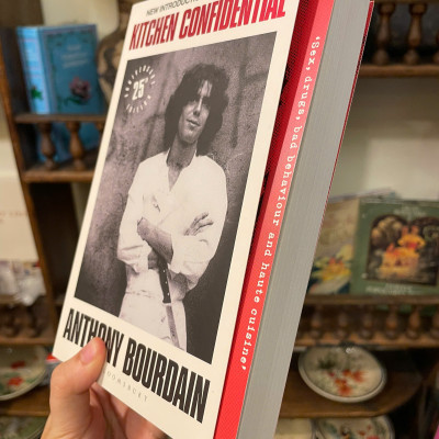 Sách - Kitchen Confidential: 25th Anniversary Edition by Anthony Bourdain | English Biography