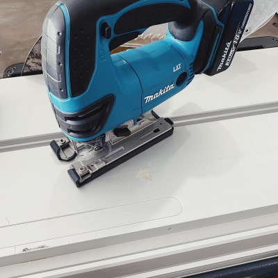 MÁY CƯA LỌNG DÙNG PIN(18V/3.0AH) MAKITA DJV180RFE (01 ĐẾ SẠC NHANH – 02 PIN 18V / 3.0AH) - HÀNG CHÍNH HÃNG