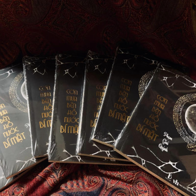 Cơn mưa bên hồ nước bí mật - Phạm Giai Quỳnh