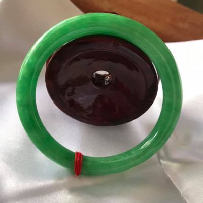 CHIẾC VÒNG CẨM THẠCH ĐẬU LÝ 51I XANH NGỌC TƯƠI ĐẸP NỮ Mệnh MỘC Mệnh HỎA 50Kg đến 59Kg Đeo