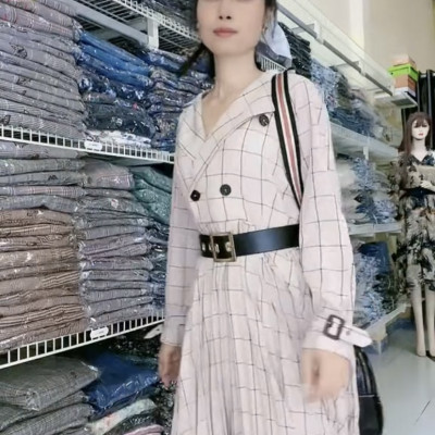 Đầm vest xếp ly họa tiết kẻ sọc là một trong những style công sở thanh lịch được chuộng hiện nay