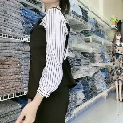 Set áo sơ mi yếm sọc một dây kèm quần ống đứng trẻ trung.