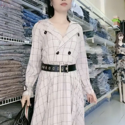 Đầm vest xếp ly họa tiết kẻ sọc là một trong những style công sở thanh lịch được chuộng hiện nay