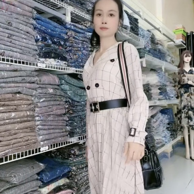 Đầm vest xếp ly họa tiết kẻ sọc là một trong những style công sở thanh lịch được chuộng hiện nay