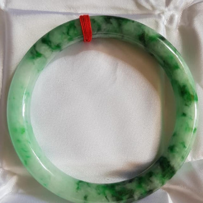 Vòng tay Nam Nữ đá Cẩm Thạch tự nhiên mới đẹp Lý ST Cồ A Sịn 65mm Vòng size to 65mm x cọng dầy 10mm Màu Xanh lý tươi bóng sơn thủy vân bông xanh tươi bóng đẹp Nam Nữ to con đeo 75kg - 85kg đeo đẹp sang tay ạ