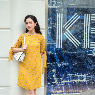 De Leah - Đầm Suông Tay Lỡ Dây Nơ - Vàng hoạ tiết